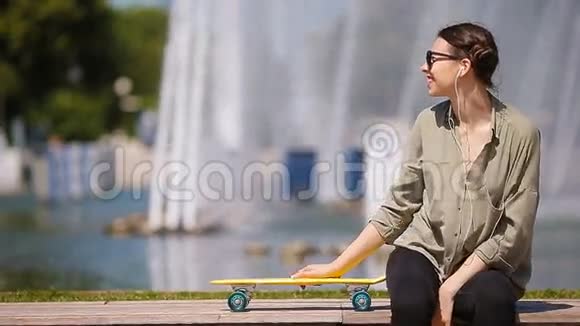 小女孩在公园玩滑板年轻积极女性的生活方式肖像享受快乐和温暖视频的预览图
