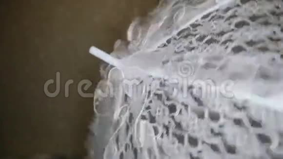 旋转婚礼花边伞的景色视频的预览图