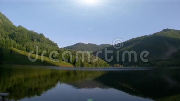 湖四面环山视频的预览图