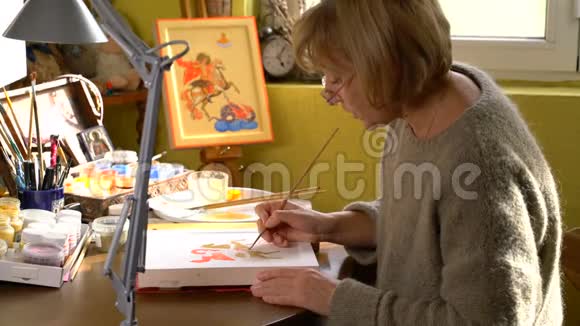 女画家画一个宗教偶像视频的预览图