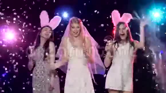快乐的新娘和女朋友跳舞在单身派对上喝香槟视频的预览图