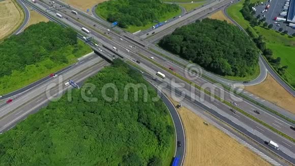 德国公路和十字路口交通视频的预览图