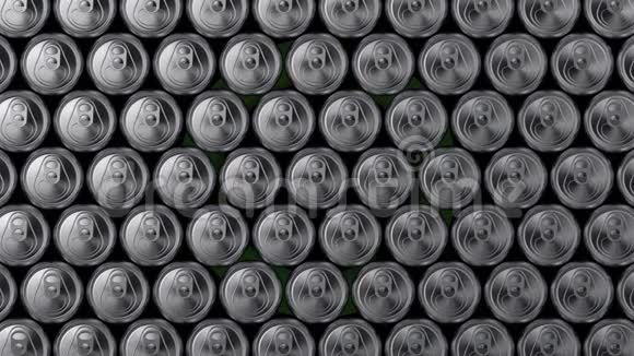 铝罐壁落在旋转回收标志背景上回收食品工业铝生产视频的预览图