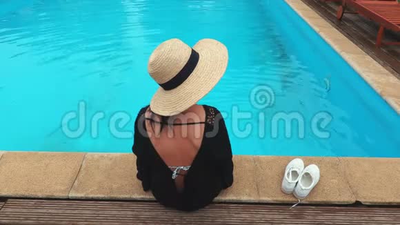 女人在蓝色游泳池附近放松视频的预览图