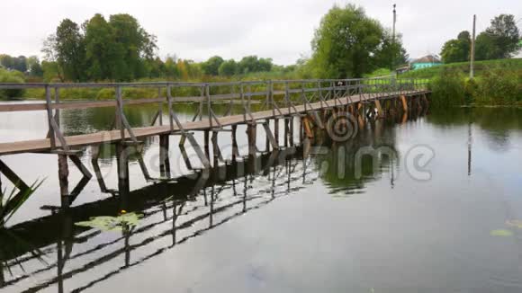 木桥穿过小河视频的预览图