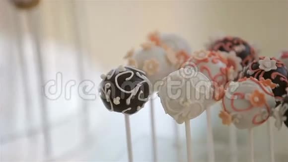 带有饼干和彩色糖果的糖果棒用于生日周年纪念婚礼视频的预览图