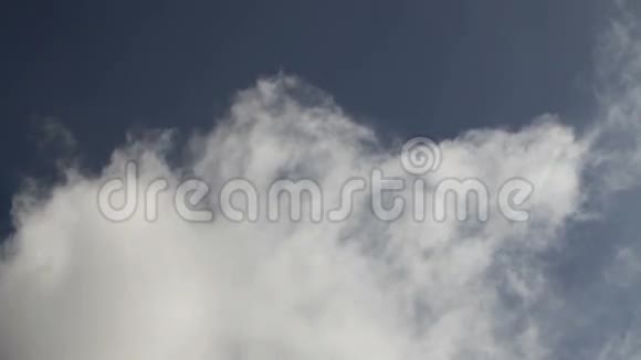 白云在蓝天中飞翔视频的预览图