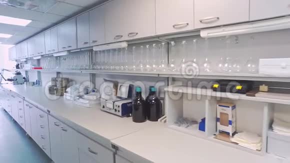 医学实验室工作空间科学实验室的POV室内实验室视频的预览图