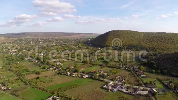 巴尔干西部一个小村庄的鸟瞰图视频的预览图