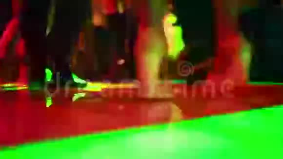 五颜六色的LED舞地板与人们跳舞视频的预览图