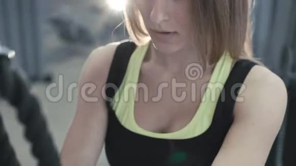 在4K的健身房里用模拟器进行女孩健身视频的预览图