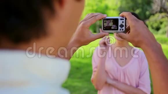 微笑的女人被她的男朋友拍了视频的预览图