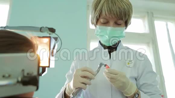 牙齿矫正师用牙齿矫正视频的预览图