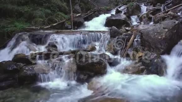 有岩石的山河瀑布视频的预览图