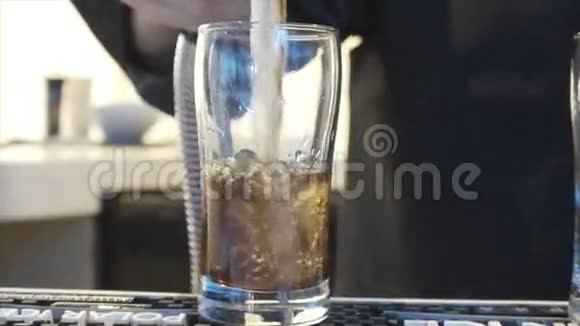 酒保倒了很多B52或威士忌酒保把新鲜的鸡尾酒倒入高档的玻璃杯里巴曼表演酒保视频的预览图