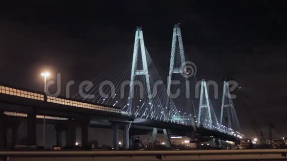 夜间城市巨大高速公路桥的景观照明在摄像机前视频的预览图