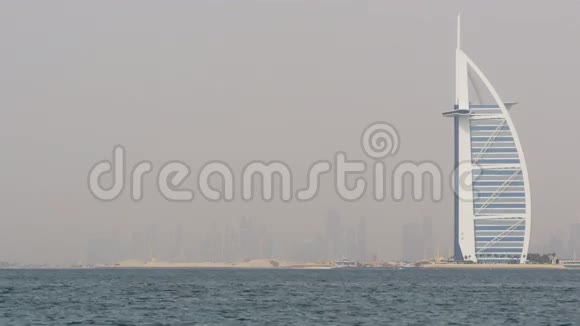 迪拜市夏季著名酒店烟雾全景视频的预览图
