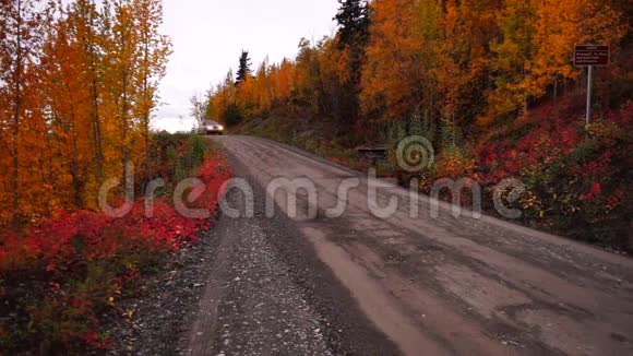 一辆越野车在秋天行驶到阿拉斯加的麦卡锡视频的预览图