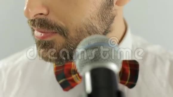 靠近歌手的嘴在视频的预览图