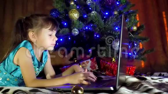 新年里有笔记本电脑的孩子视频的预览图