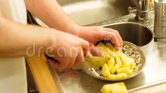 男人在厨房的切片上切菠萝视频的预览图