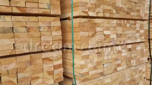 一个木材材料的大仓库整齐的折叠木材在锯木厂的仓库木材的仓库视频的预览图