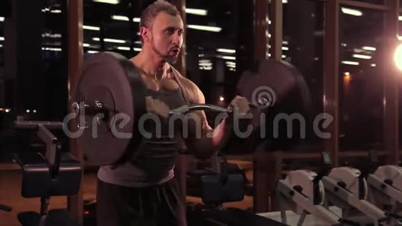 健身房里有杠铃的肌肉男视频的预览图