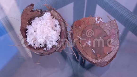 椰子壳中新鲜椰子刨花的自制面膜视频的预览图