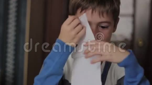 一个生病的男孩坐在一个视频的预览图