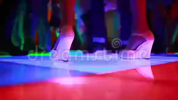 五颜六色的LED舞地板与人们跳舞视频的预览图