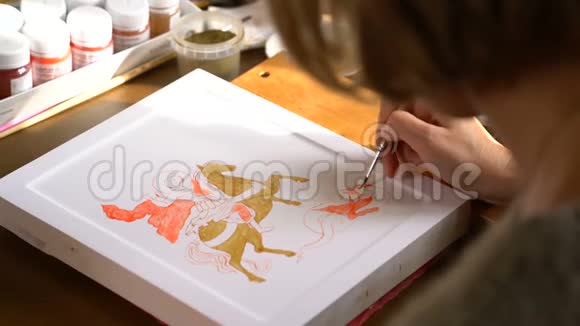 女画家画一个宗教偶像视频的预览图