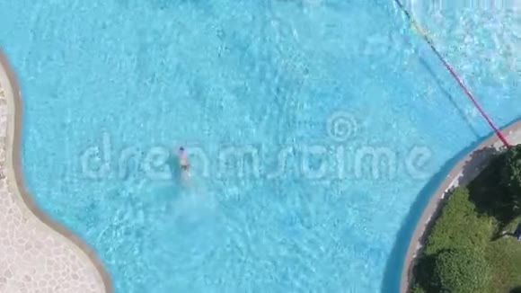 室外游泳池的高空观景热带度假概念视频的预览图