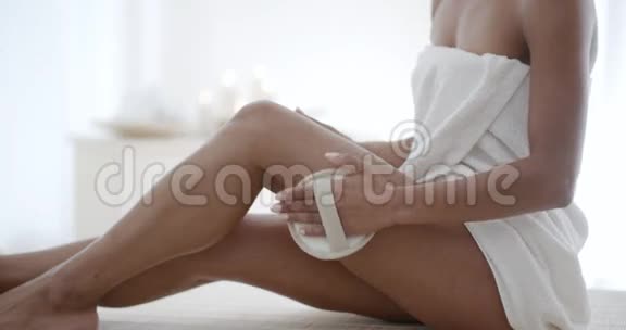 妇女按摩腿在水疗中心视频的预览图