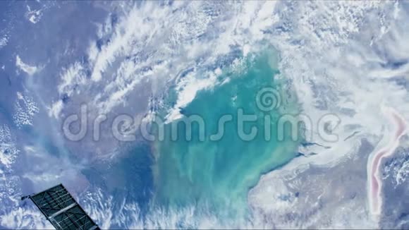 从太空看到的地球陆地粉红湖和绿松石湾视频的预览图