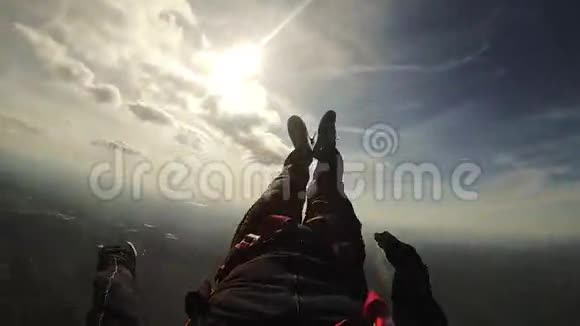 专业跳伞跳伞跳伞在平地上景观晴天视频的预览图