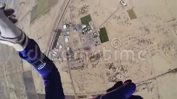 专业跳伞跳伞跳伞在亚利桑那州上空景观地平线视频的预览图