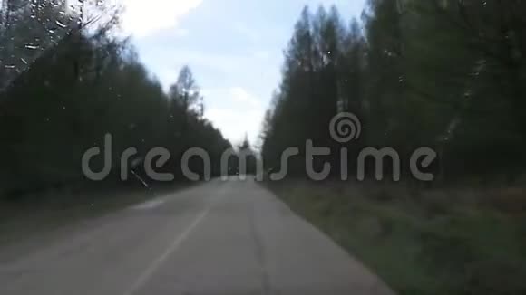 山路观景从车上看在阴天开车时手持铅球视频的预览图