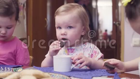 小女孩吃饼干视频的预览图