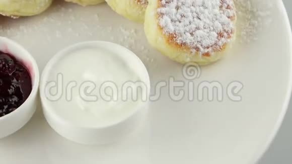 奶酪薄饼和酸奶油和果酱视频的预览图