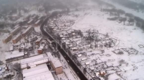乡里的冬天乡村景观的俯视图视频的预览图