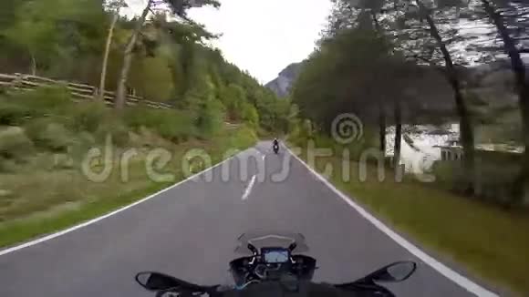 摩托车骑在森林里带着图片视频的预览图