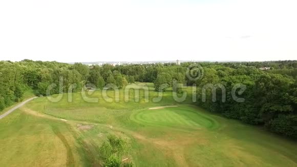 高尔夫球场和城市背景视频的预览图