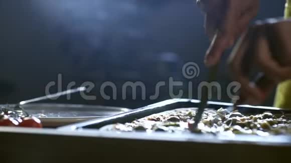 年轻厨师切披萨4K视频的预览图