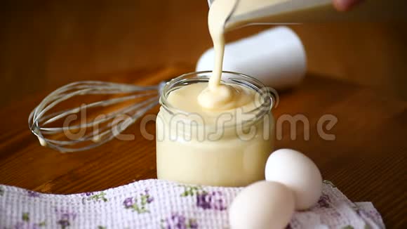 自制蛋黄酱放在木制玻璃罐子里视频的预览图