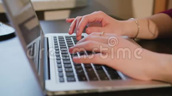 女子手打字文本在笔记本电脑键盘视频的预览图