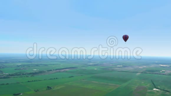 蓝色地平线鸟瞰拍摄气球景观飞行员视频的预览图