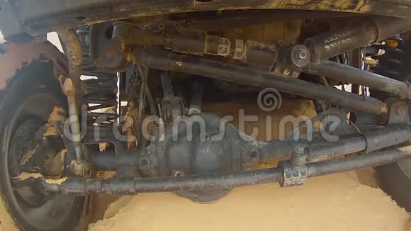 撒哈拉沙漠的摄像车在车底下搁置了4x4视频的预览图