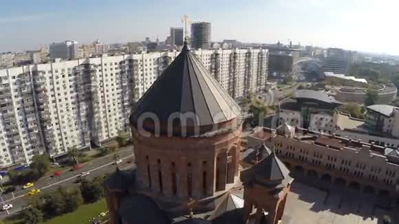 在城里的东正教教堂上空飞行视频的预览图