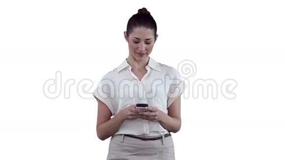 女人在使用手机时很高兴视频的预览图