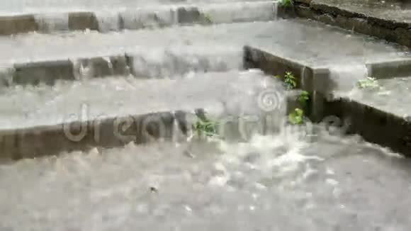 洪水台阶异常天气关闭视频的预览图